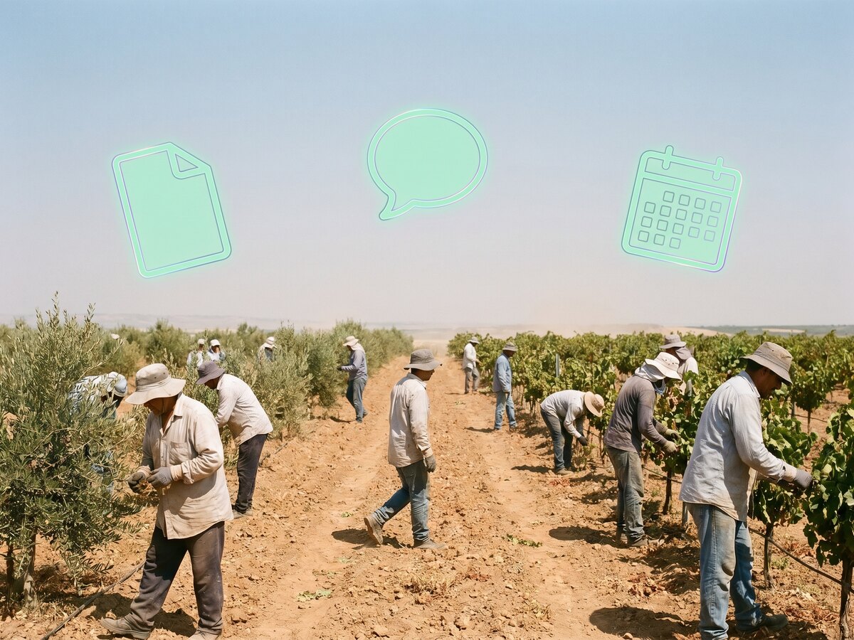 Operarios en una línea de producción industrial